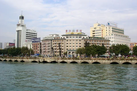 水面對岸可見鷺江賓館與廈門市區建築。