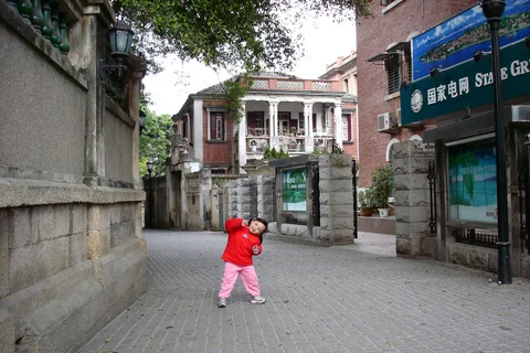 小孩在鼓浪嶼步道上精神很好地走著。