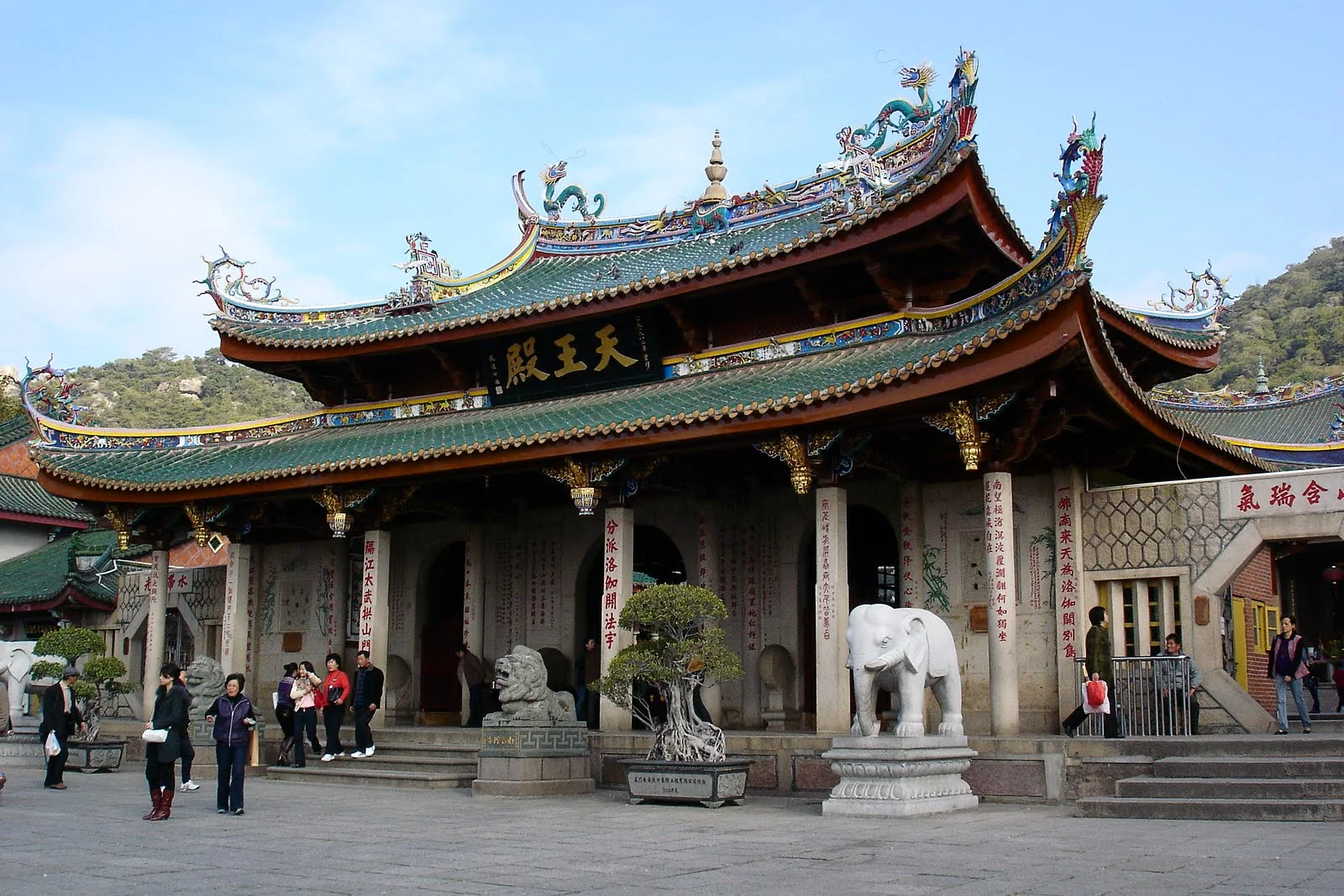 南普陀寺殿宇前有石象與遊客。