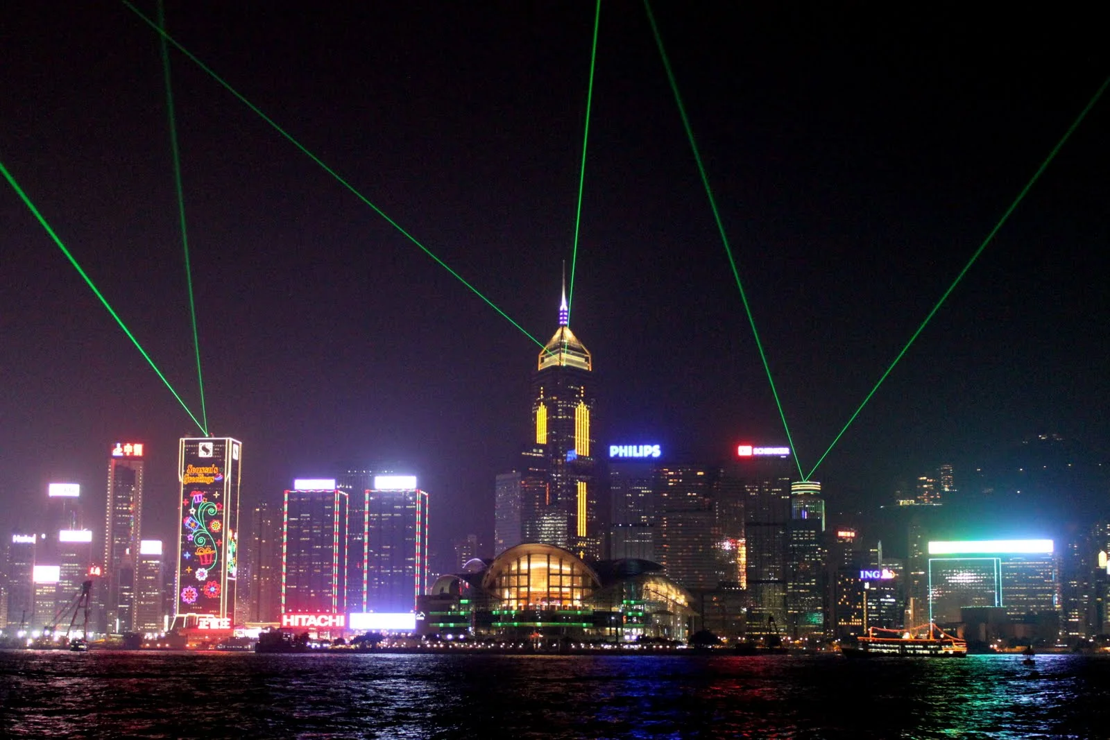 維多利亞港對岸的香港島夜景。