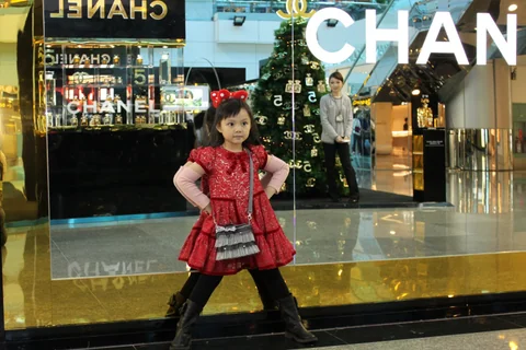 小朋友在機場 CHANEL 店面前擺姿勢。
