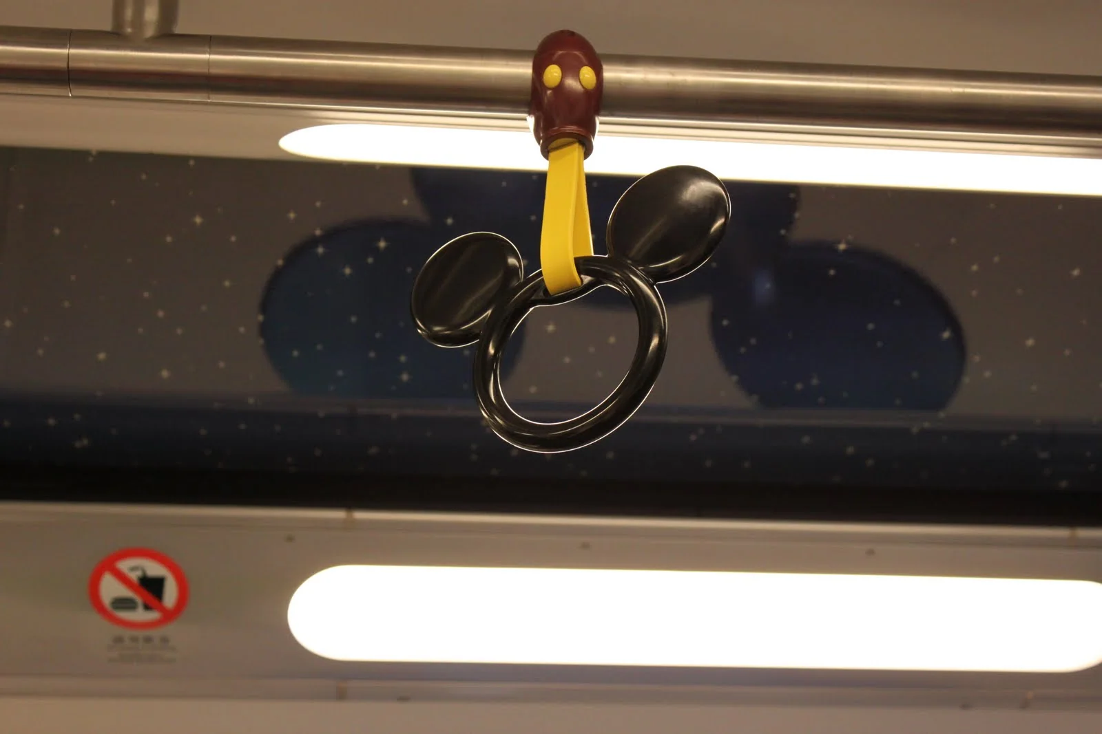 迪士尼線列車內的米奇造型吊環。