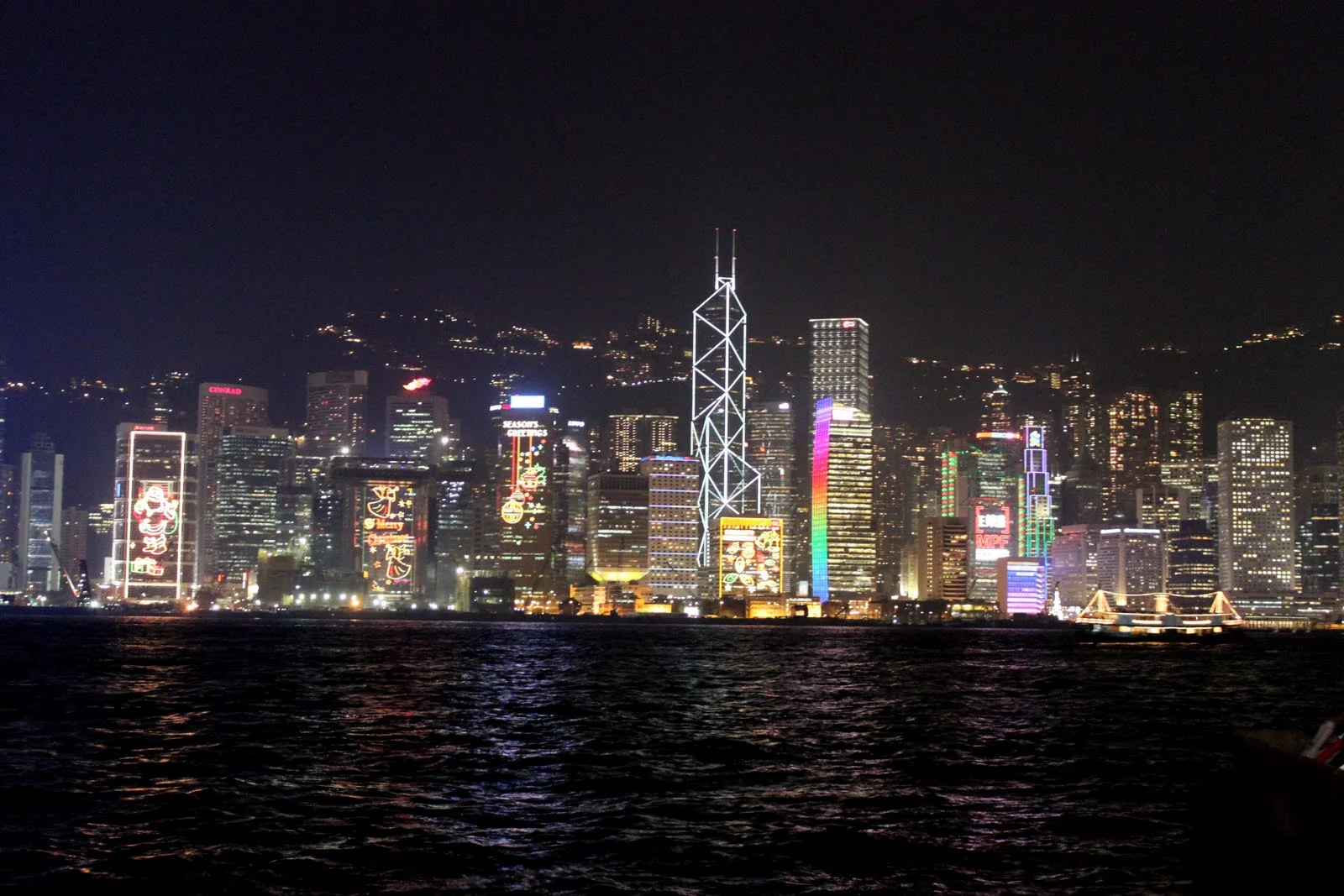 維多利亞港夜景與幻彩詠香江燈光。