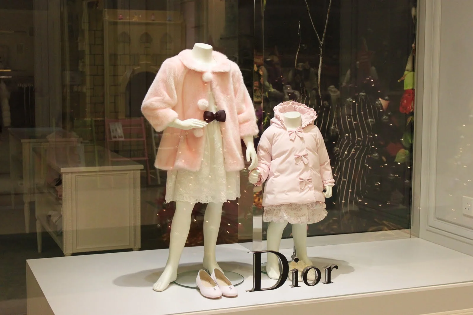 商場裡的 Dior 櫥窗展示。