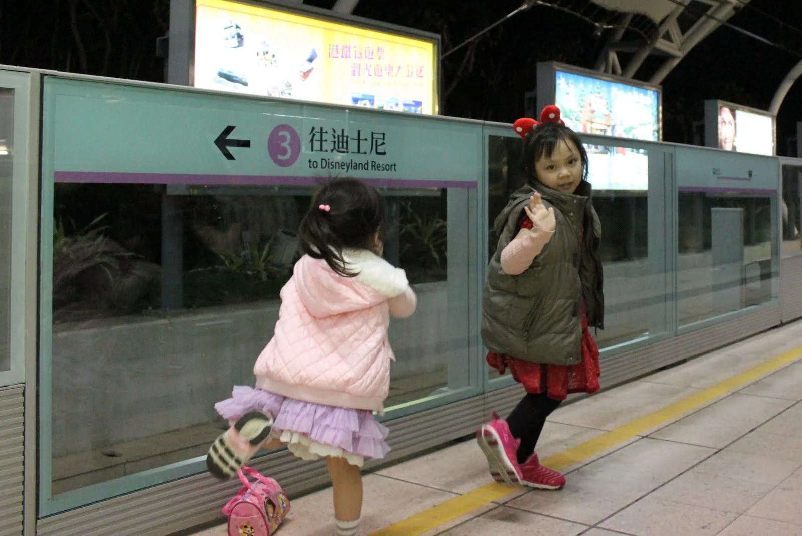 列車進站時兩個小朋友站在月台上。