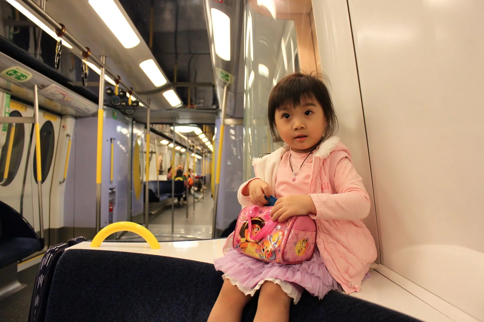 小朋友坐在列車座位上。