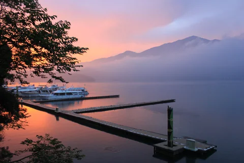 前往蔣公碼頭途中逐漸明亮的晨景