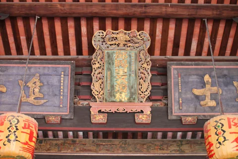 瓊林宗祠內部的木構、匾額與祭祀空間