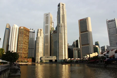 新加坡河對岸高樓林立的市中心景色。