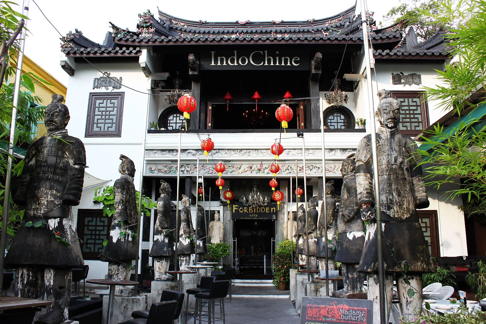 IndoChine 餐廳入口有中式裝飾與紅燈籠。