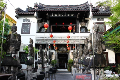 IndoChine 餐廳入口有中式裝飾與紅燈籠。