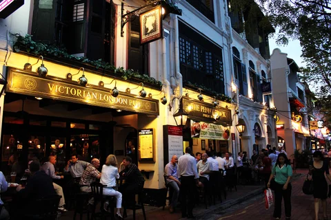 新加坡河岸邊的餐廳與酒吧在傍晚亮起燈光。