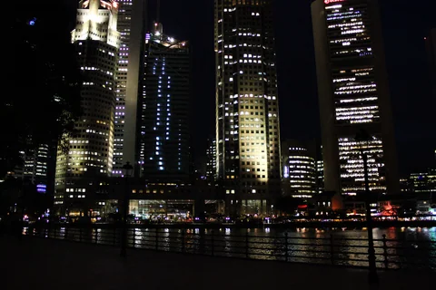 新加坡河對岸高樓在夜色中亮著燈。