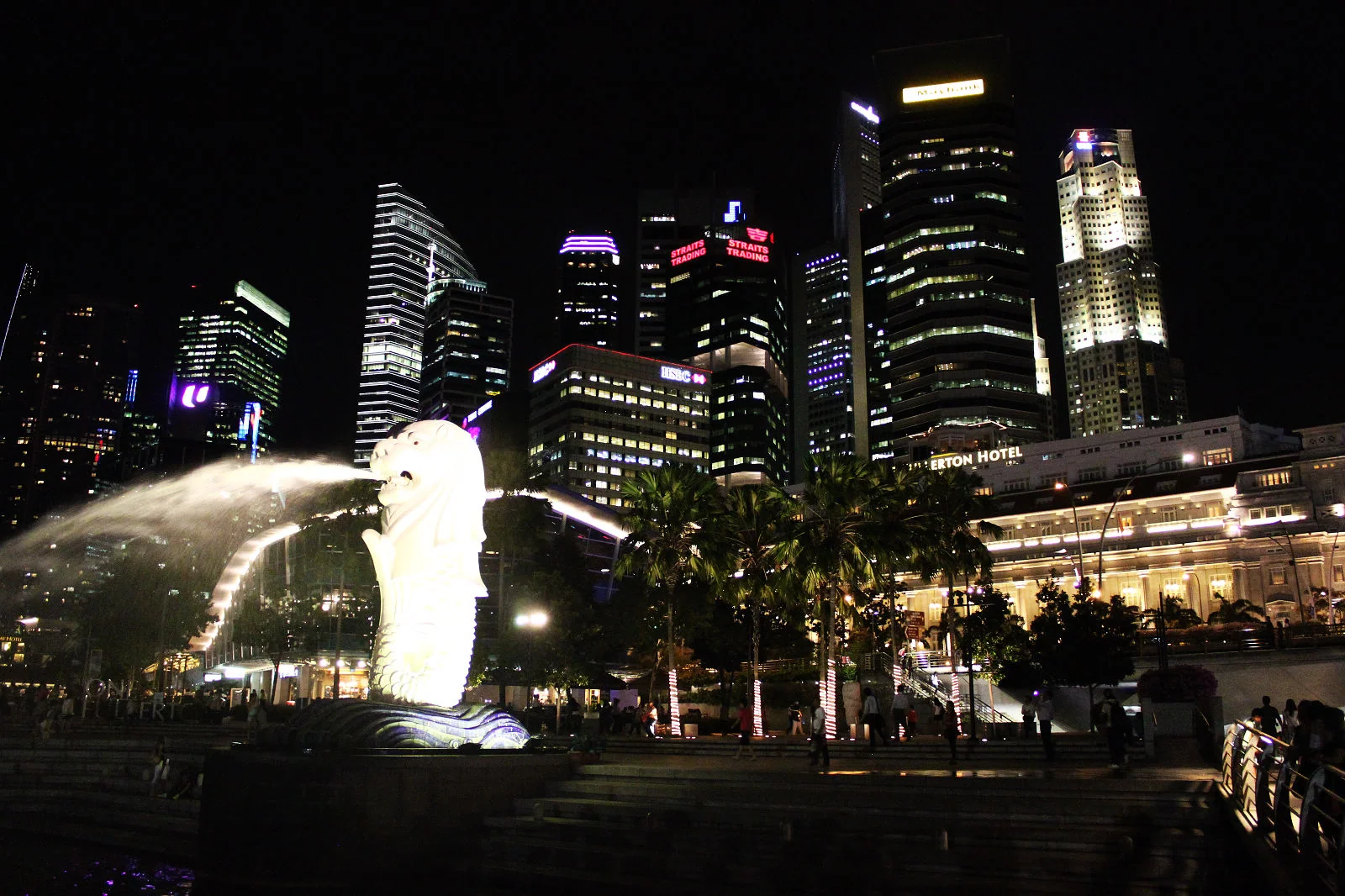 魚尾獅噴水池與新加坡市中心夜景。