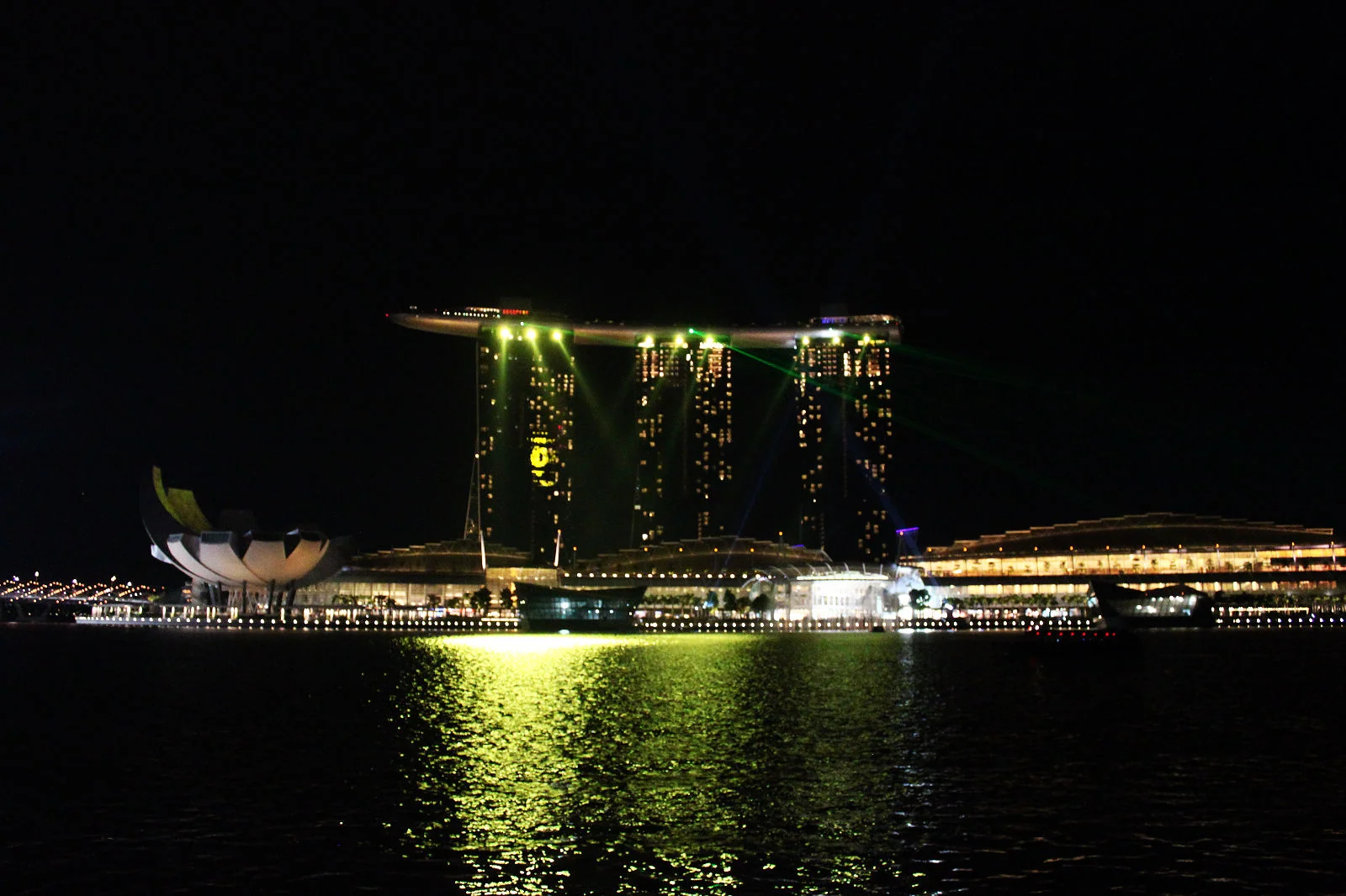 濱海灣金沙酒店與水面倒影的夜景。