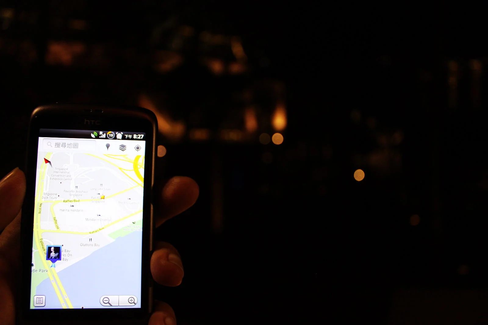 手中手機顯示 Google Map 導航畫面。