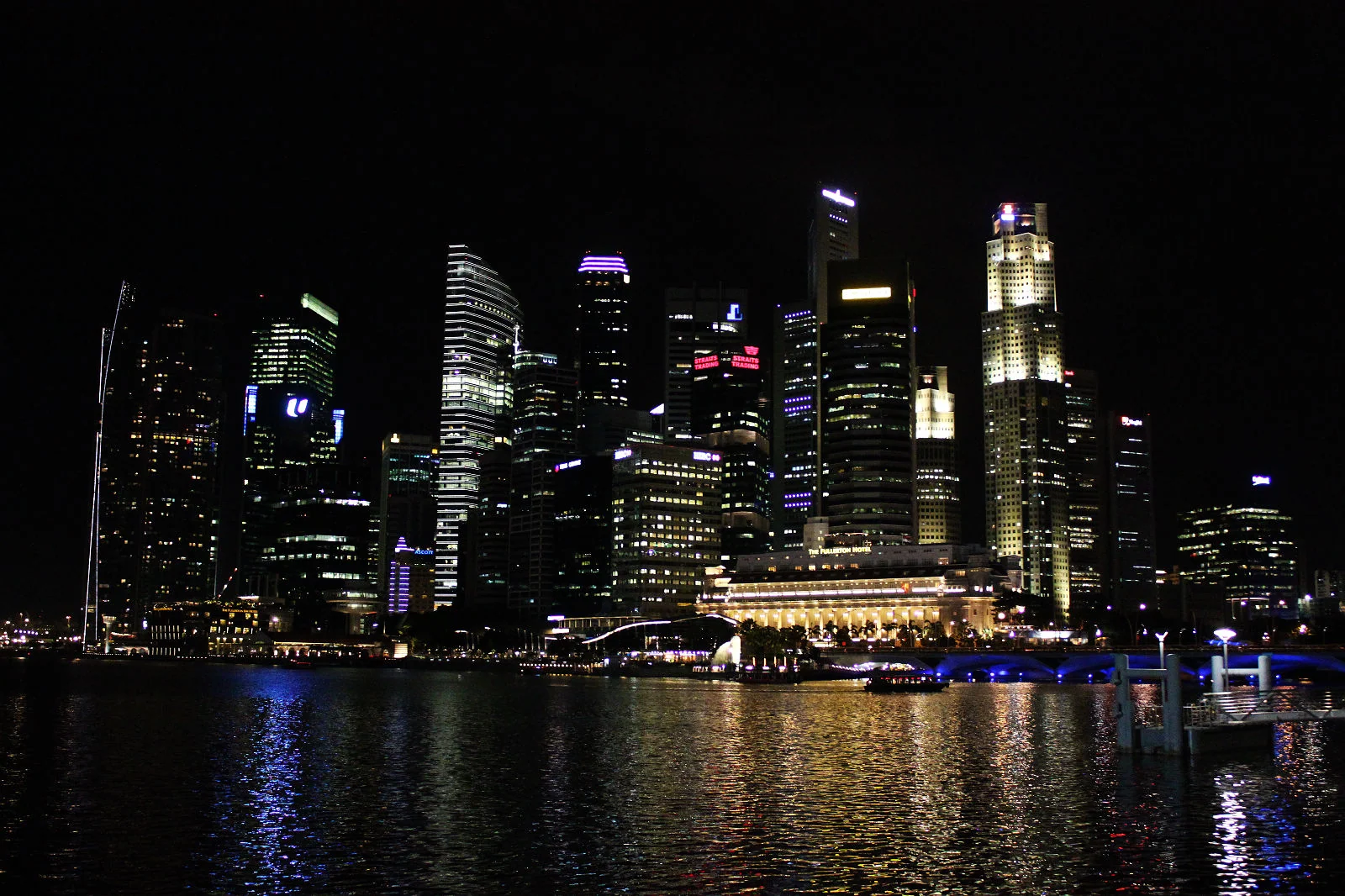 從濱海藝術中心岸邊看新加坡市中心夜景。