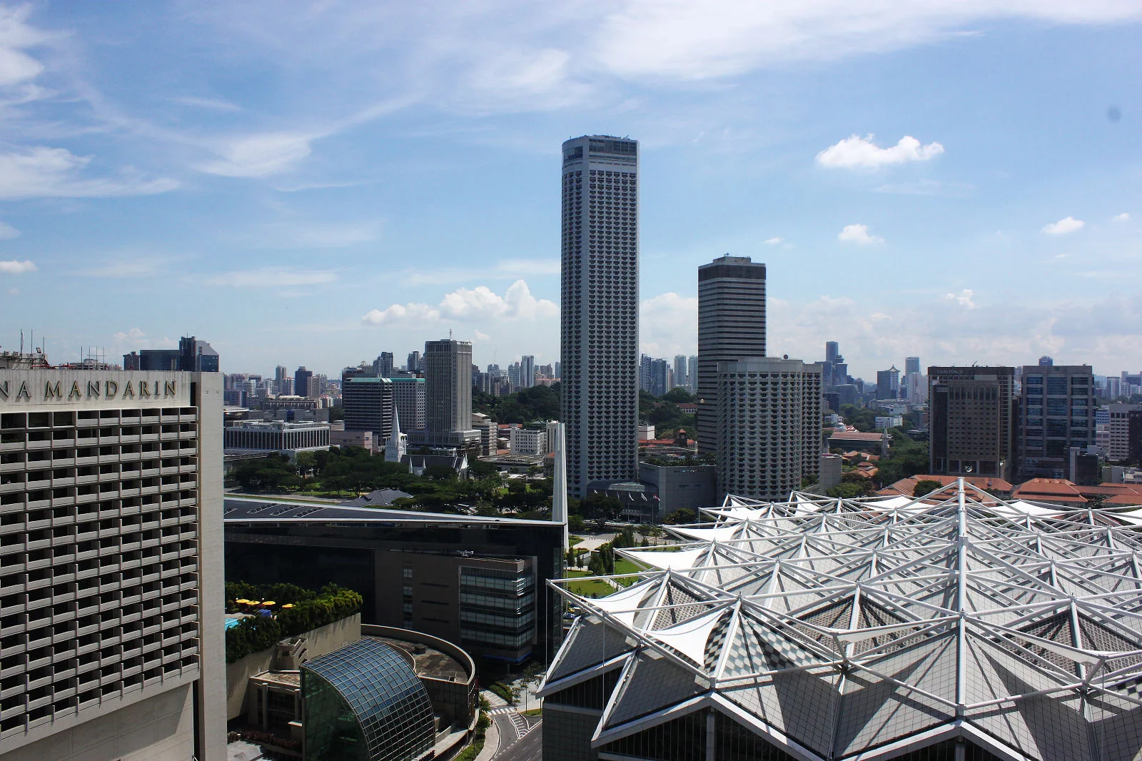 從高樓俯瞰新加坡市區建築與天際線。