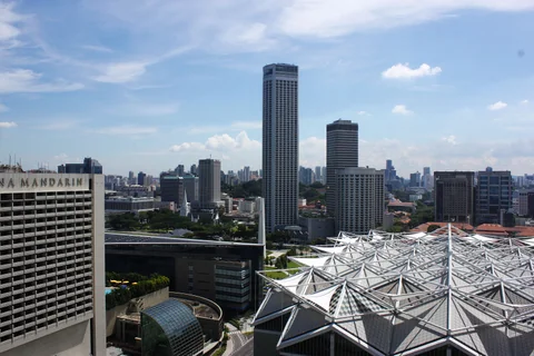 從高樓俯瞰新加坡市區建築與天際線。