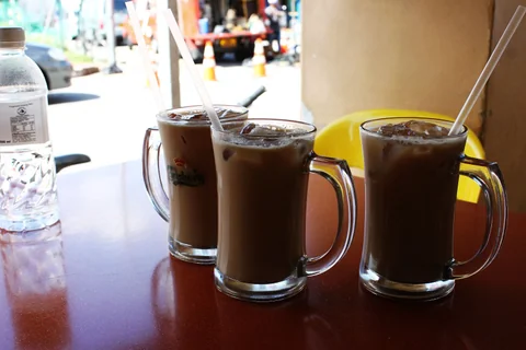 桌上的冰奶茶。