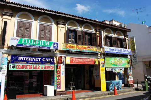 小印度區彩色建築與街角。