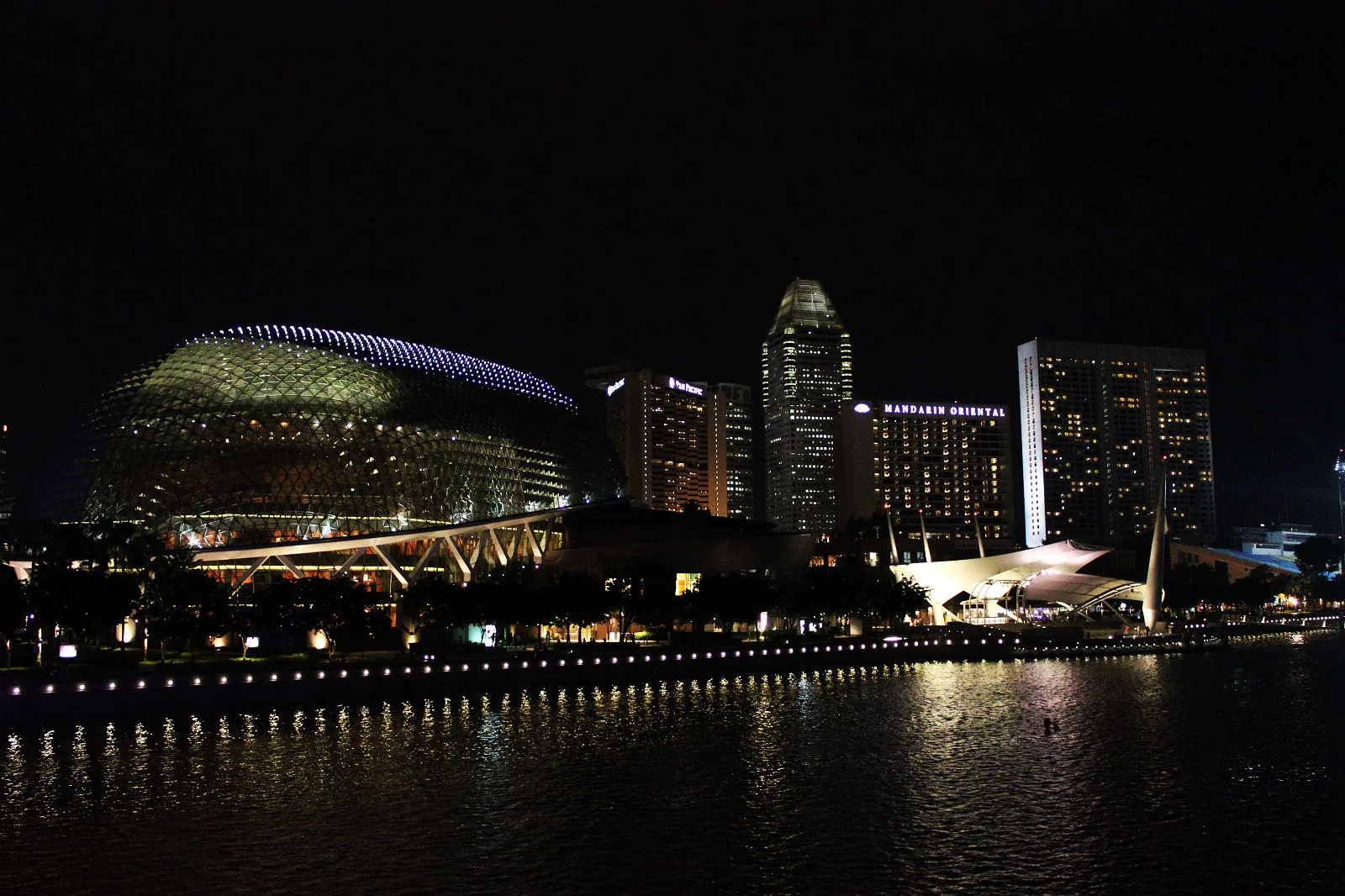 夜晚的濱海藝術中心前廣場。
