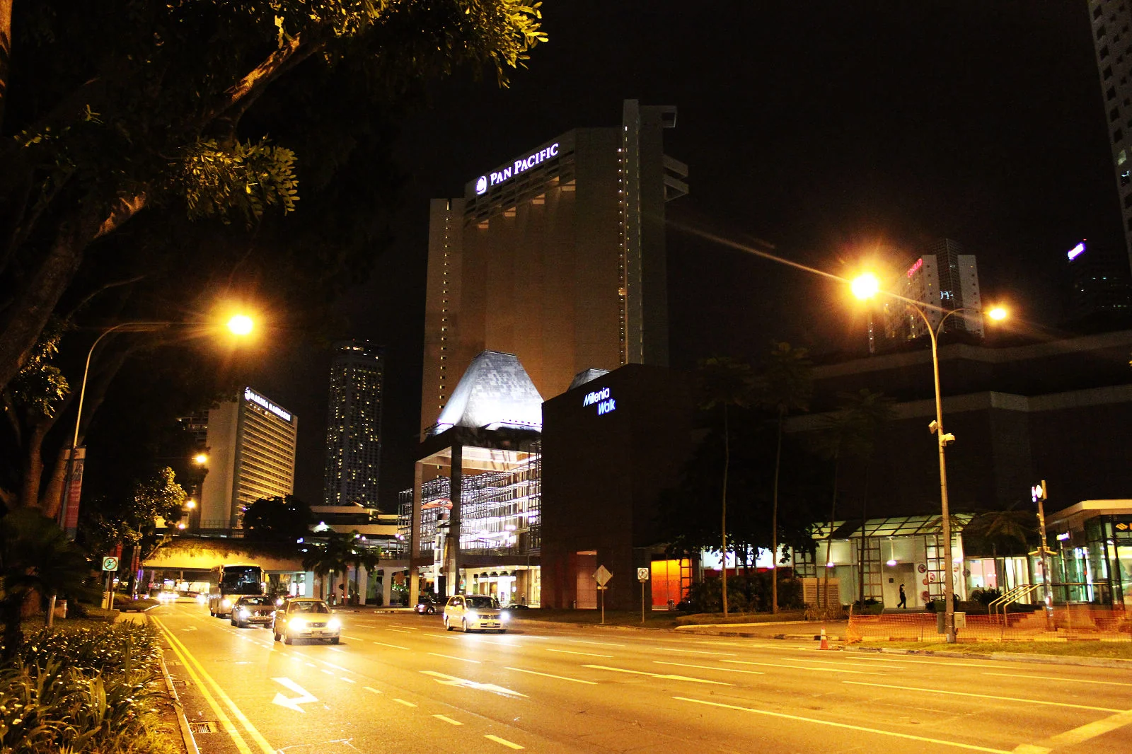 長途散步後回到飯店附近的夜景。