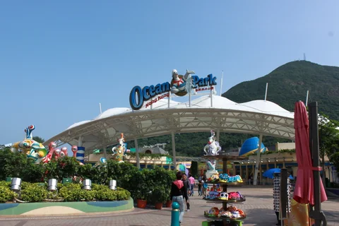家人在香港海洋公園入口合照。