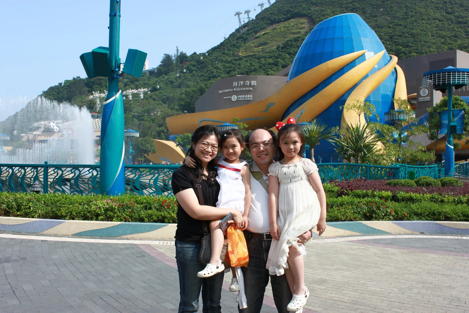 家人在海洋公園入口裝飾前合照。