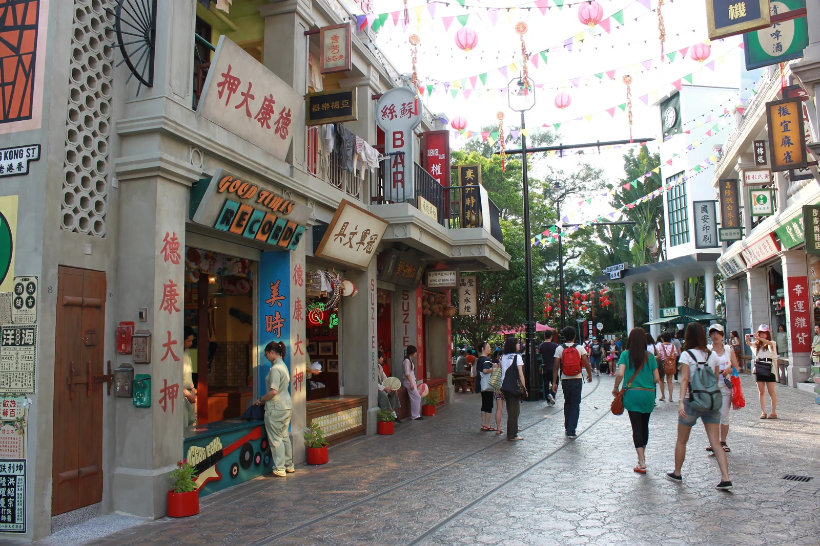 遊客走在香港老街復古街景中。