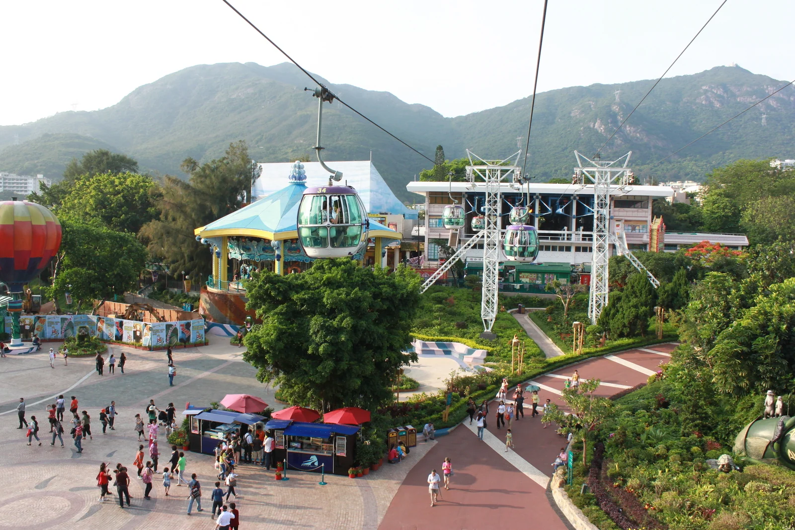 纜車上俯瞰海洋公園與山景。