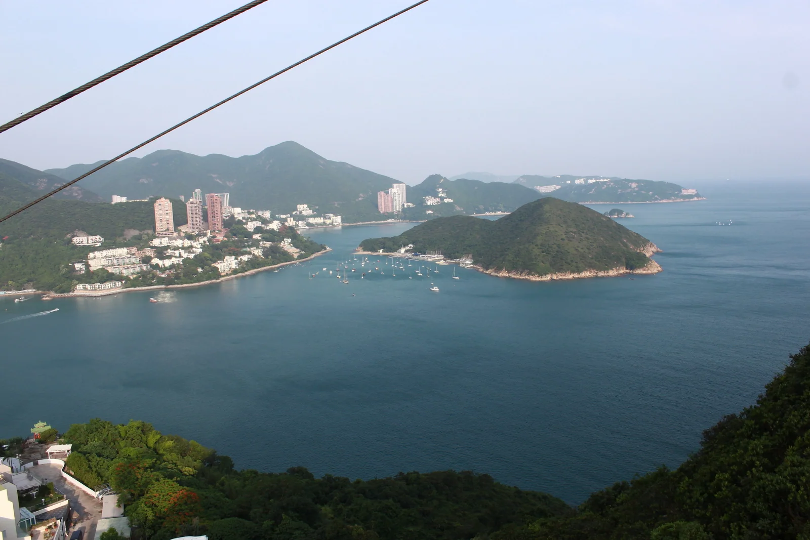 海洋公園纜車俯瞰海面與島嶼。