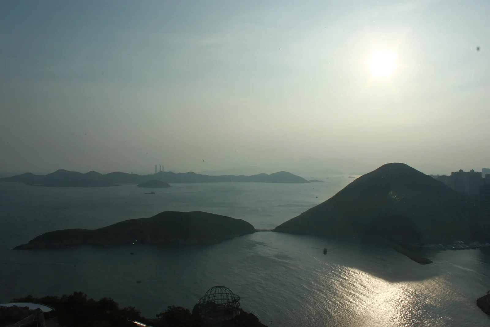 海洋摩天塔上遠眺海灣與山景。