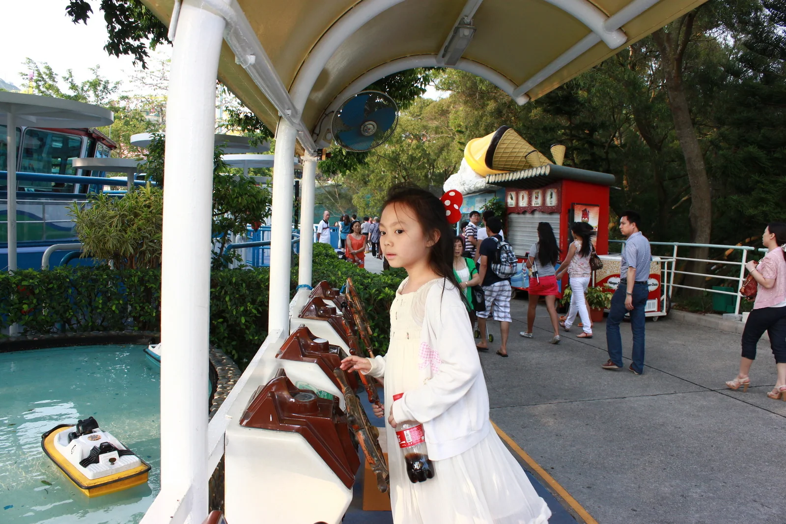 從高處俯瞰海洋公園高峰樂園與海岸。