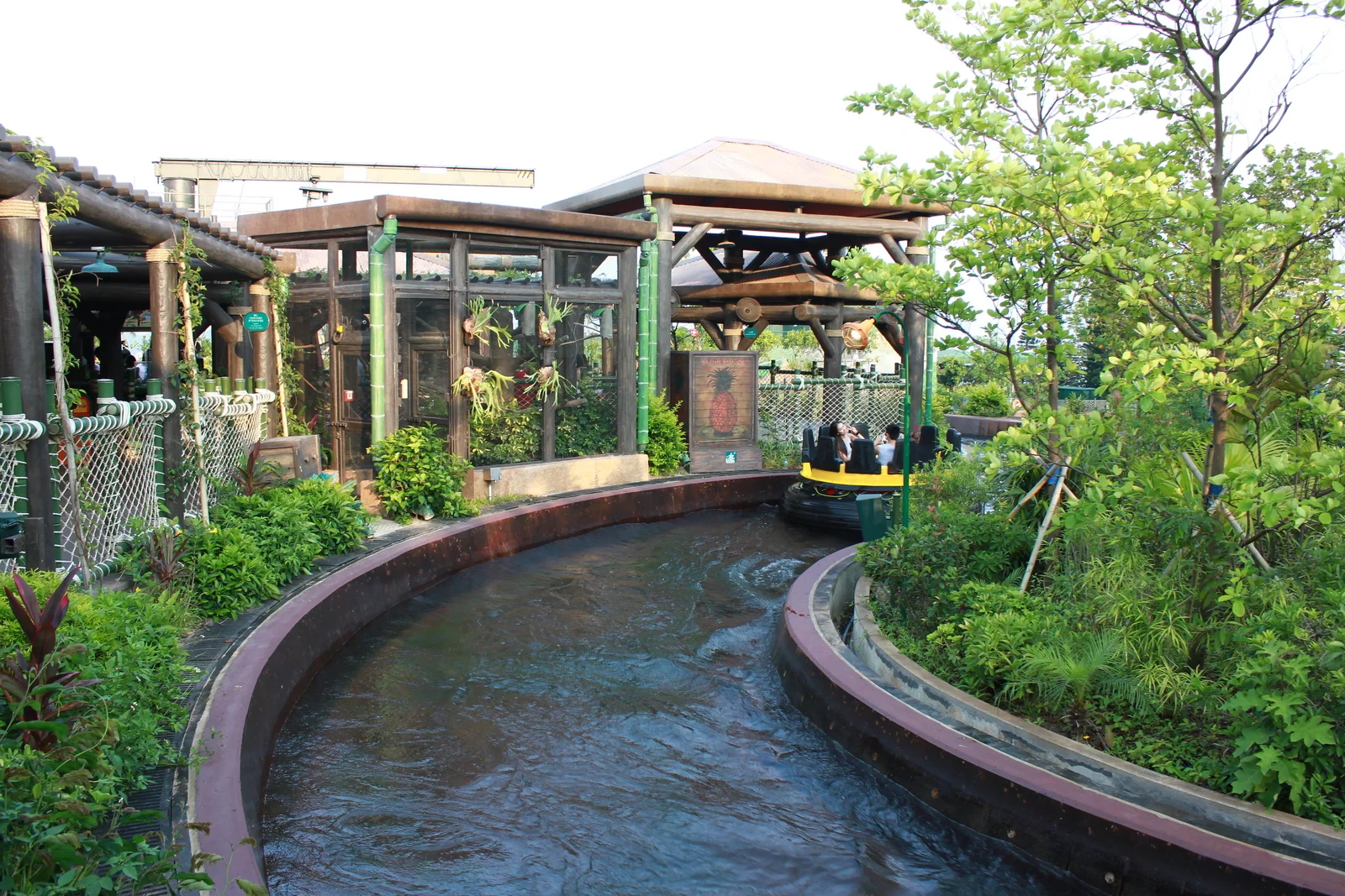 海洋公園水上遊樂設施軌道與站區。