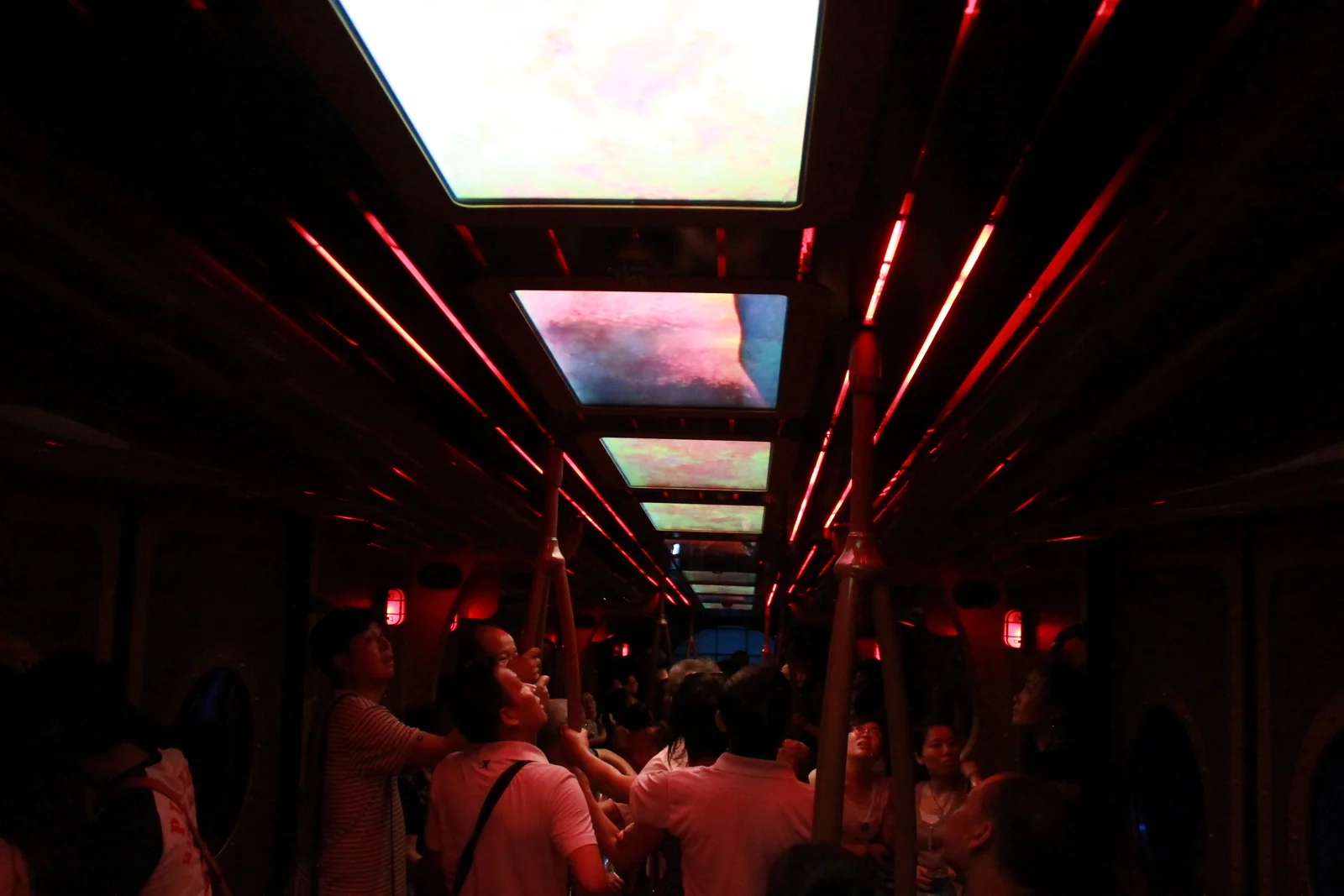 海洋列車天花板螢幕顯示紅色海底火山畫面。