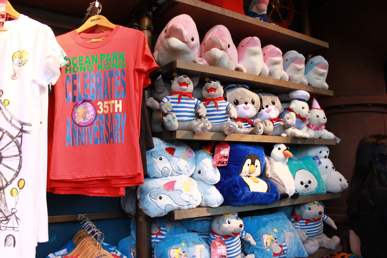 海洋公園紀念品店裡的衣服與玩偶。