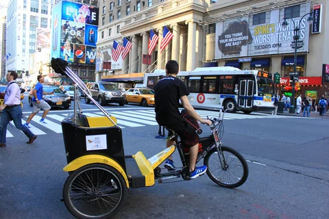 紐約 Penn Station 附近街上的人力車。