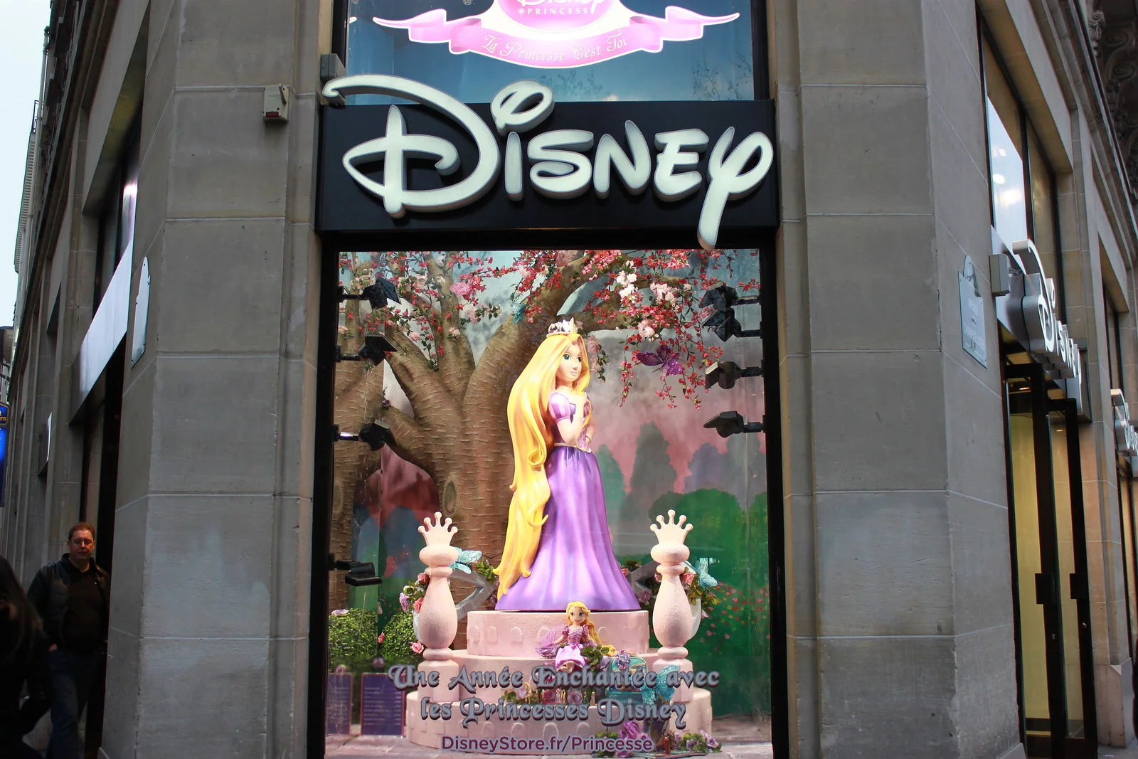 從地鐵站出來，小朋友的目光馬上被 Disney Store 吸引。