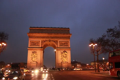 把握時間上凱旋門看看夜景。
