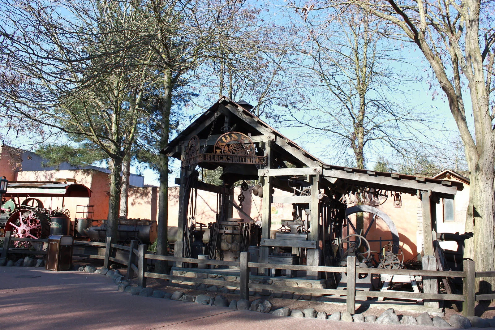Frontierland 的入口與西部主題街景。