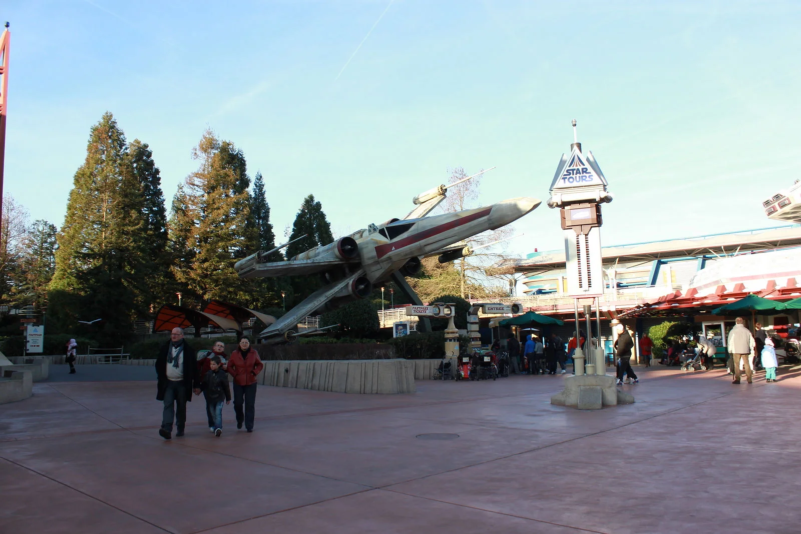 Discoveryland 的 Star Tours 入口。