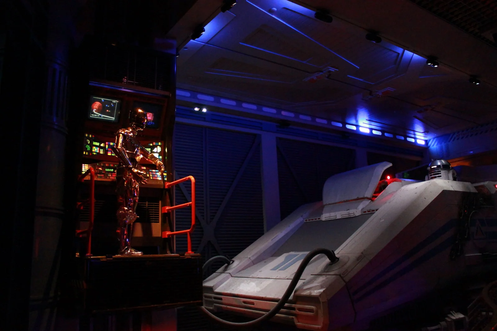 Star Tours 排隊區裡的 C-3PO 與 R2-D2。