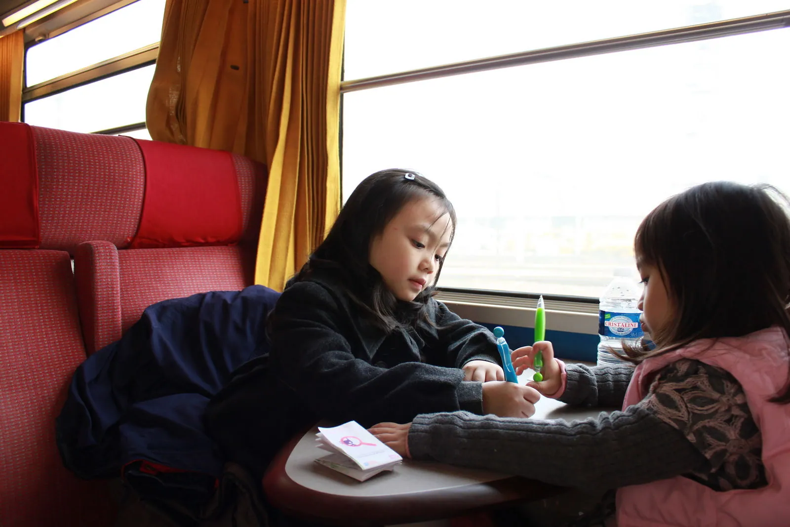 孩子在火車上畫畫