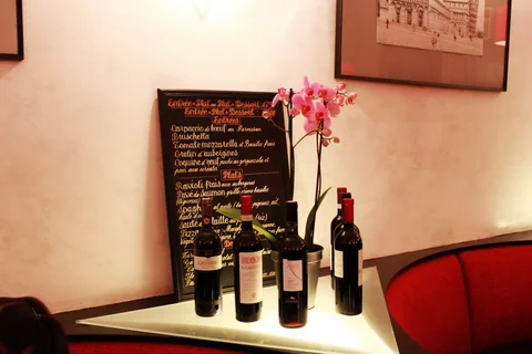 餐廳裡的酒與菜單。