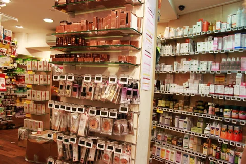 好大的一家藥粧店, 陳列著各式美粧、清潔、保健、飾品...種類超多, 族繁不及備載 @.@'"