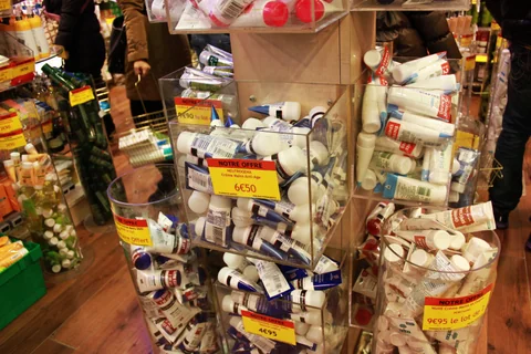 好大的一家藥粧店, 陳列著各式美粧、清潔、保健、飾品...種類超多, 族繁不及備載 @.@'"