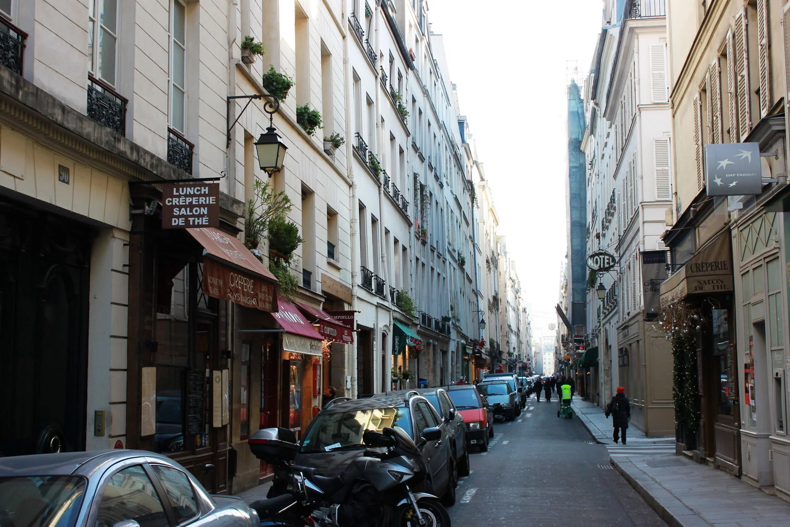 巴黎最著名的冰淇淋店 Berthillon, 它的總店就在這條街上: 29-31 rue saint louis en l'ile