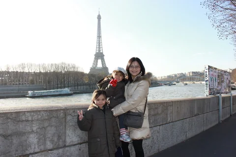 我們一家人邊走邊玩，走到 Bateaux Mouches。