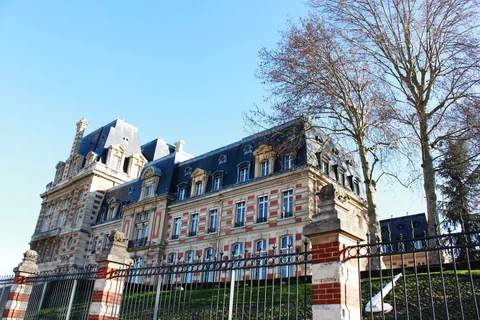 回家後查了一下, 現在應該是凡爾賽市政府(Mairie de Versailles)之類的政府機關吧 ~.~